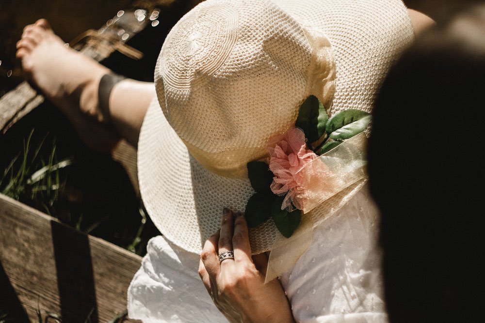 Hüte sind vor allem bei einer sommerlichen Hochzeit sehr schön Braut mit Glatze und Hut