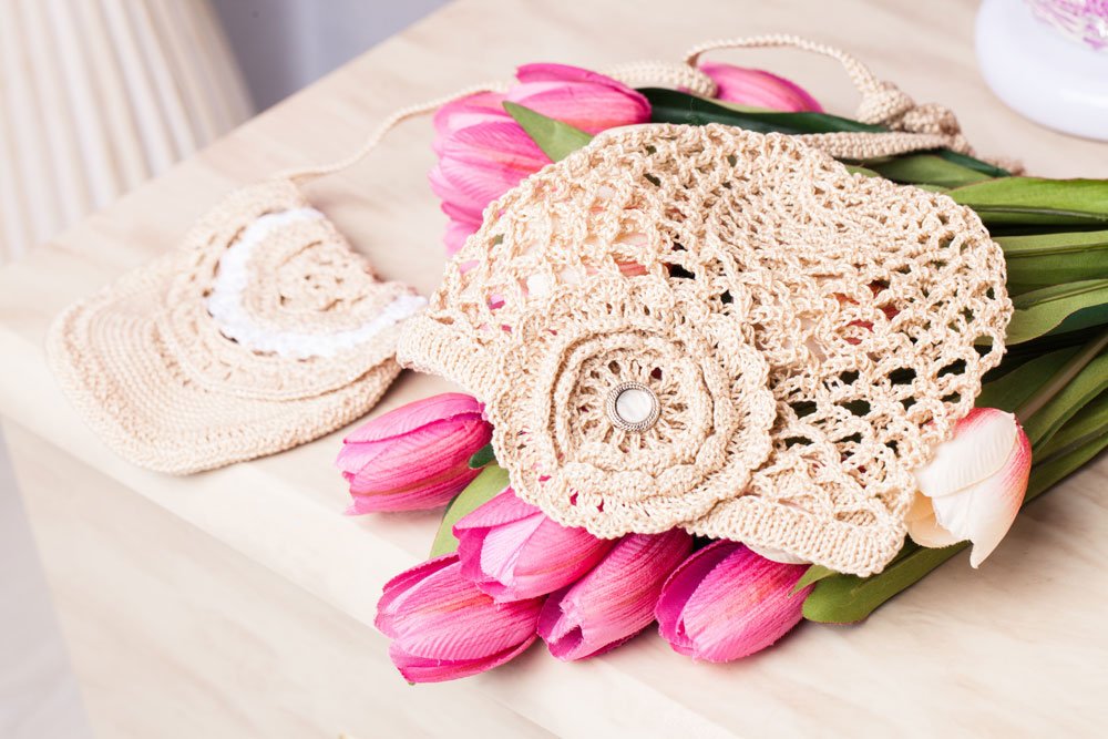 Vor allem gehäkelte Mützen passen perfekt zum Brautoutfit Mützen und Beanies zum Brautkleid