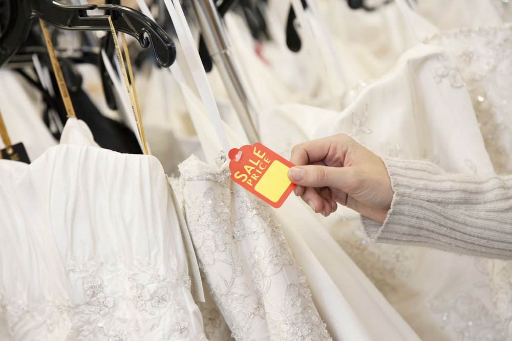 Halten Sie die Augen und Ohren nach Schnäppchen offen Brautkleid im Sale
