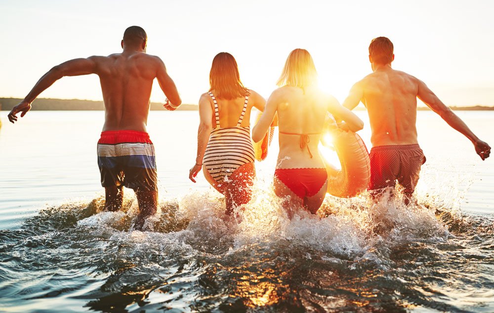 Freunde gehen schwimmen aktiver nach abnehmen
