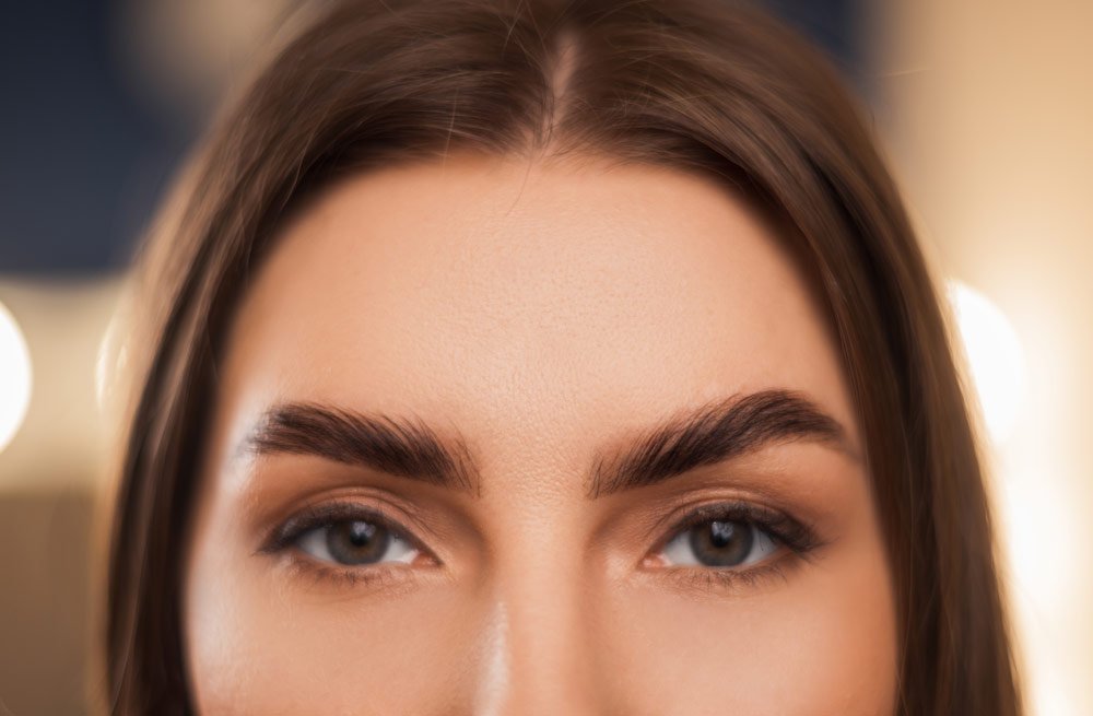 Mit einem Brow Lifting zu voluminösen Augenbrauen Brow Lifting