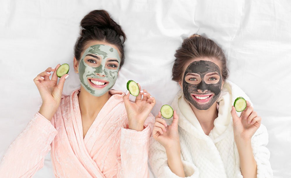 Gesichtsmasken gegen Pickel kannst Du ganz einfach selber machen Zwei Frauen mit Gesichtsmaske
