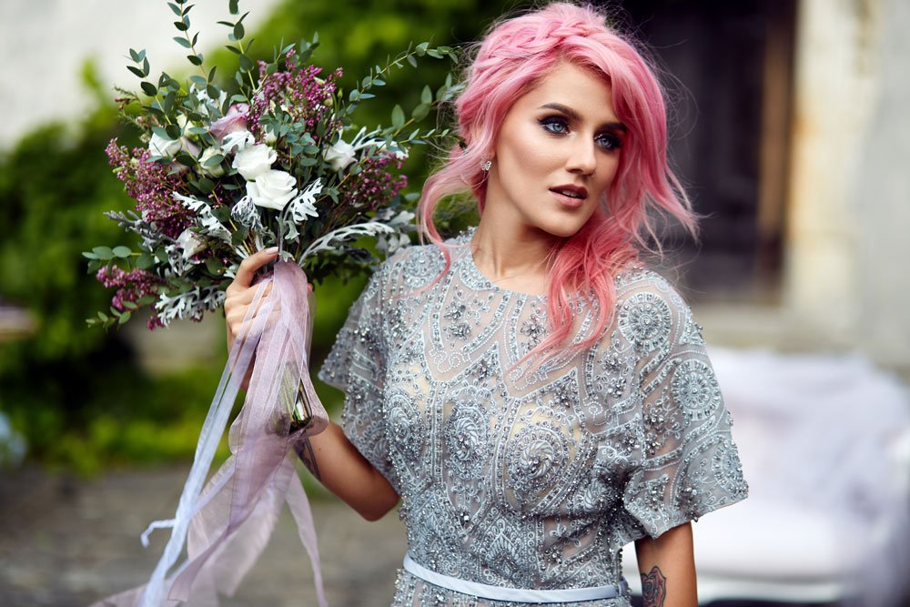 Rosafarbene Haare sind derzeit total angesagt Frau mit rosa Haaren