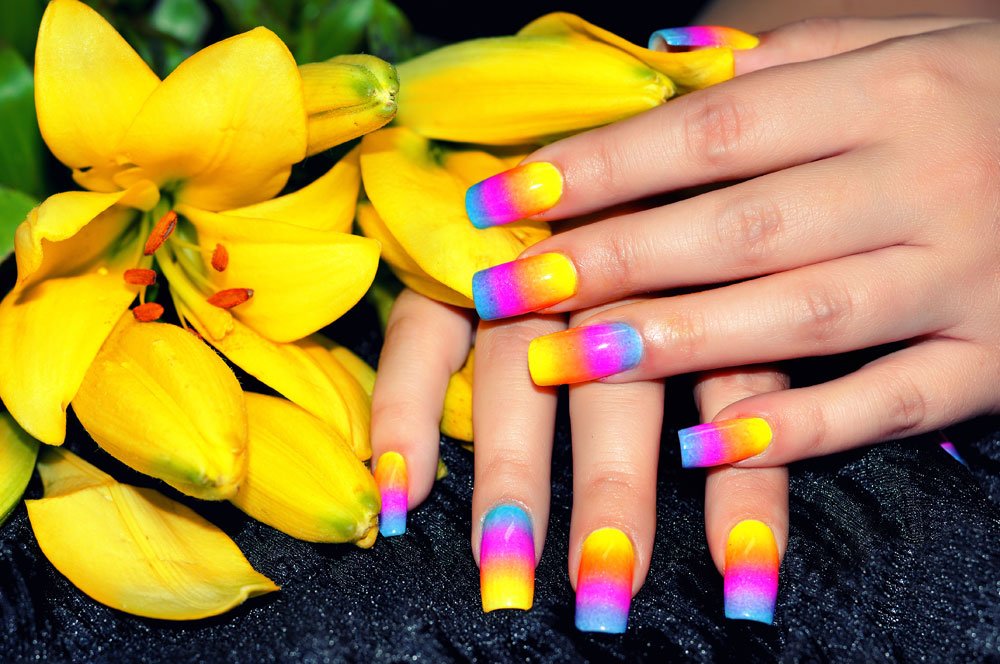 Um diese Färbetechnik anzuwenden, wird ein kleiner Schwamm benutzt Batik Nails