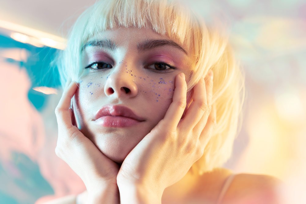 Blonder Teenager mit kurzem Pony Baby Bangs