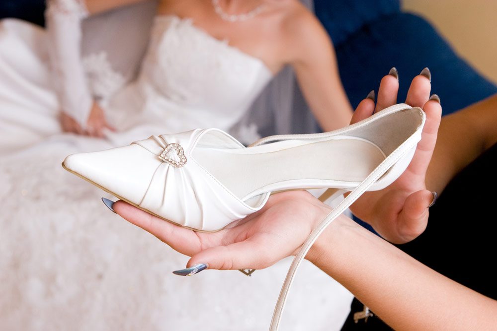 Brautschuh mit Braut im Hintergrund Brautschuhe