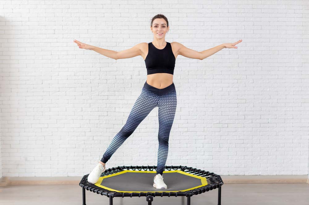Frau auf einem Trampolin Trampolin Aufwärmübung