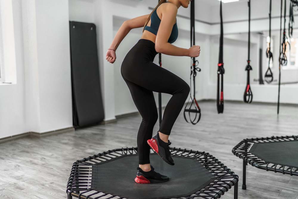 Lauf-Übung auf dem Trampolin Laufen auf dem Trampolin
