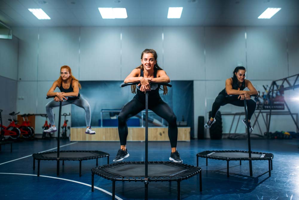 Frauen auf einem Trampolin im Sportstudio Trampolin Fitness