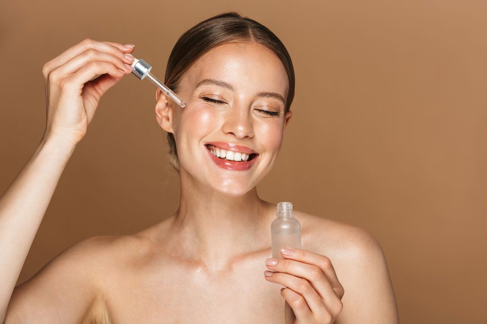 Frau trägt Öl auf dem Gesicht auf Oil-Cleansing