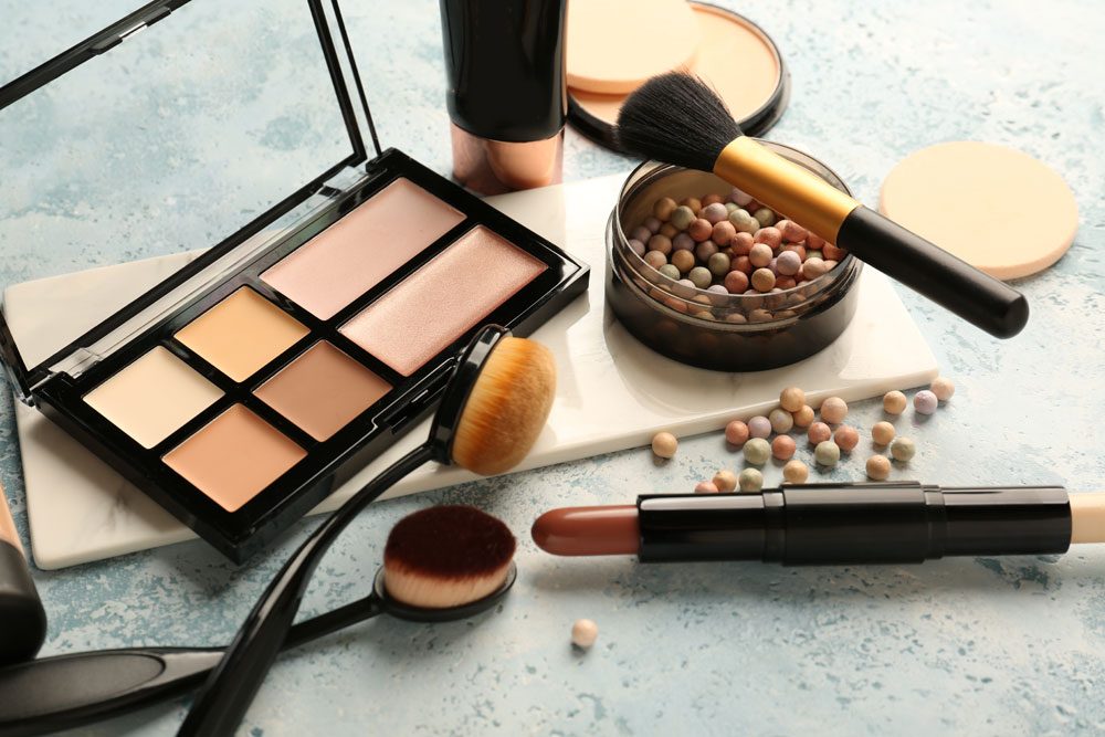 Contouring Make-up Palette und andere Utensilien Contouring Make-up