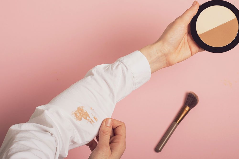 Make-up Fleck auf dem Ärmel Make-up Fleck