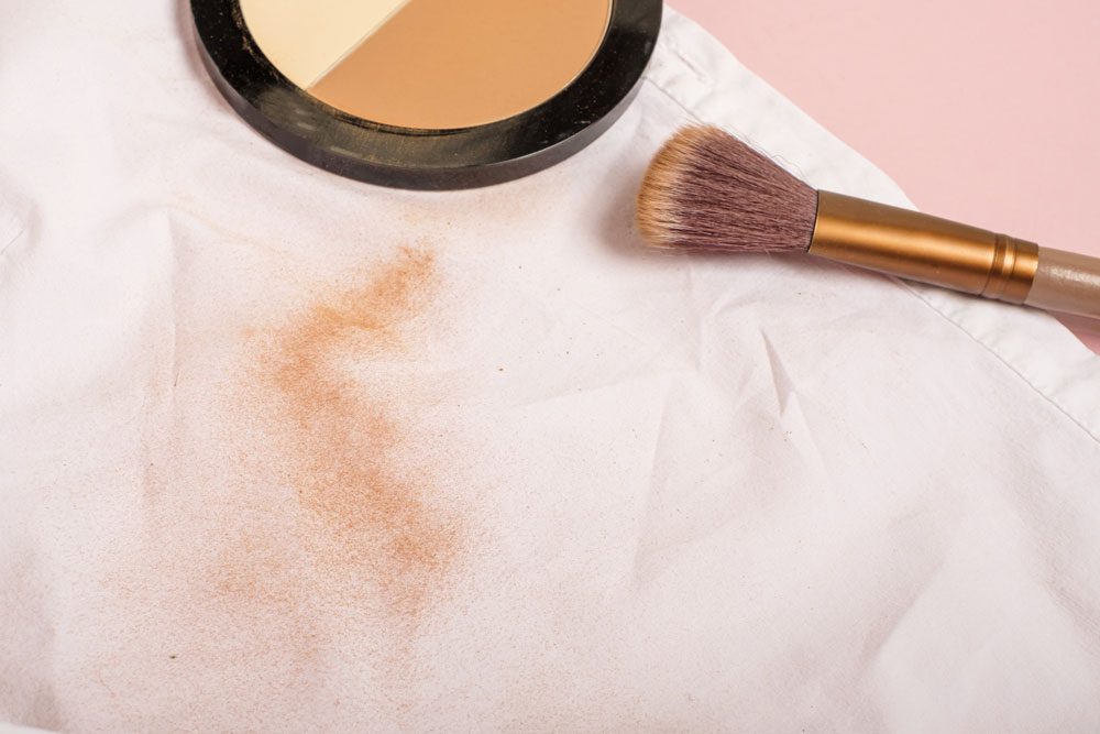 Puder-Fleck auf weißer Kleidung Puder Fleck auf Kleidung
