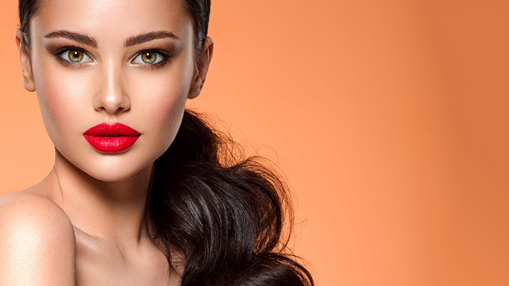 Hübsche Frau mit roten Lippen Facelifting Make up