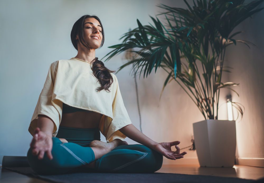 So kannst du Meditation lernen Frau beim Meditieren.