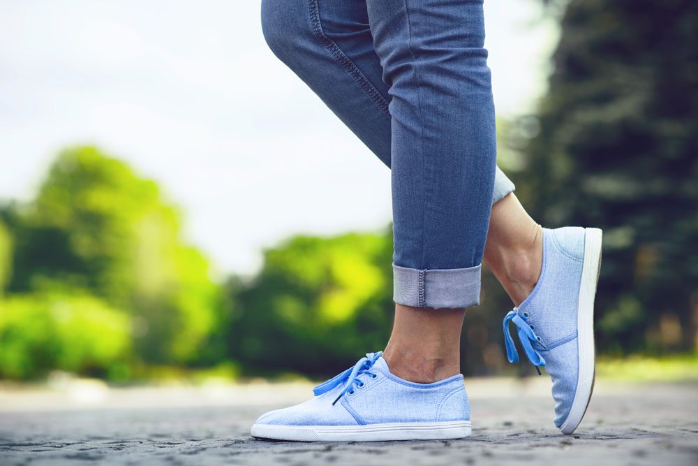 Blaue Sneaker zur Mom Jeans.