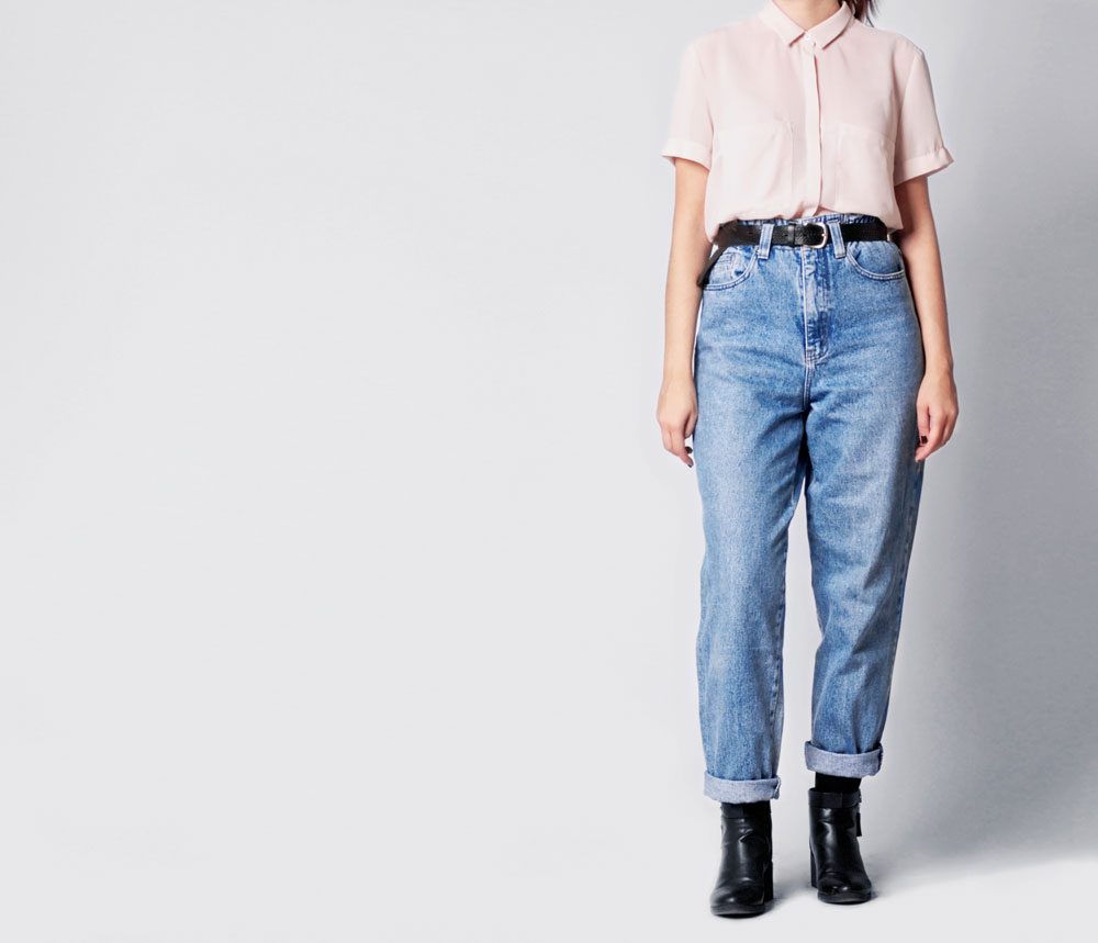 Passende Schuhe zur Mom Jeans Frau in Mom Jeans.