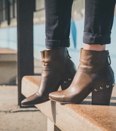 Frau mit bruanen Ankle Boots aus Leder.