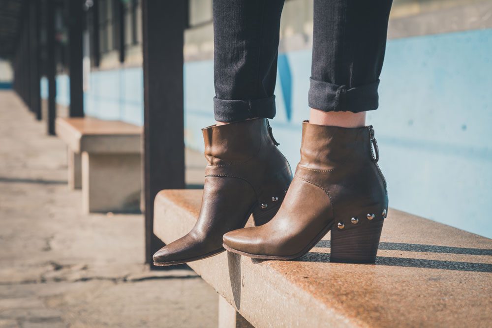 Frau mit bruanen Ankle Boots aus Leder.