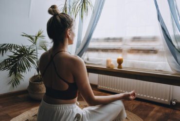 Frau beim Medititeren.