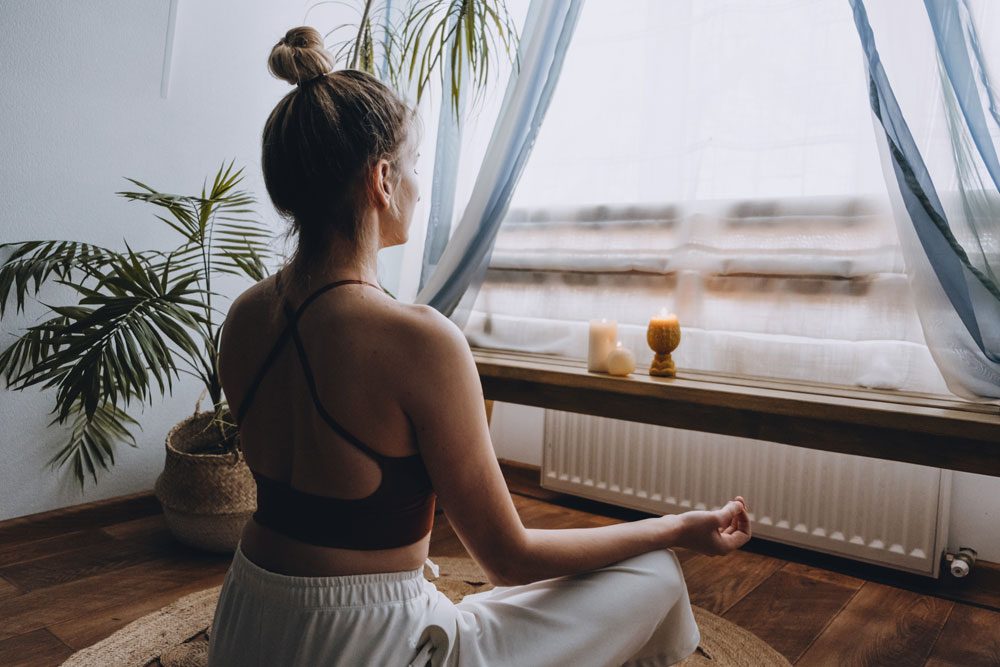 Frau beim Medititeren.