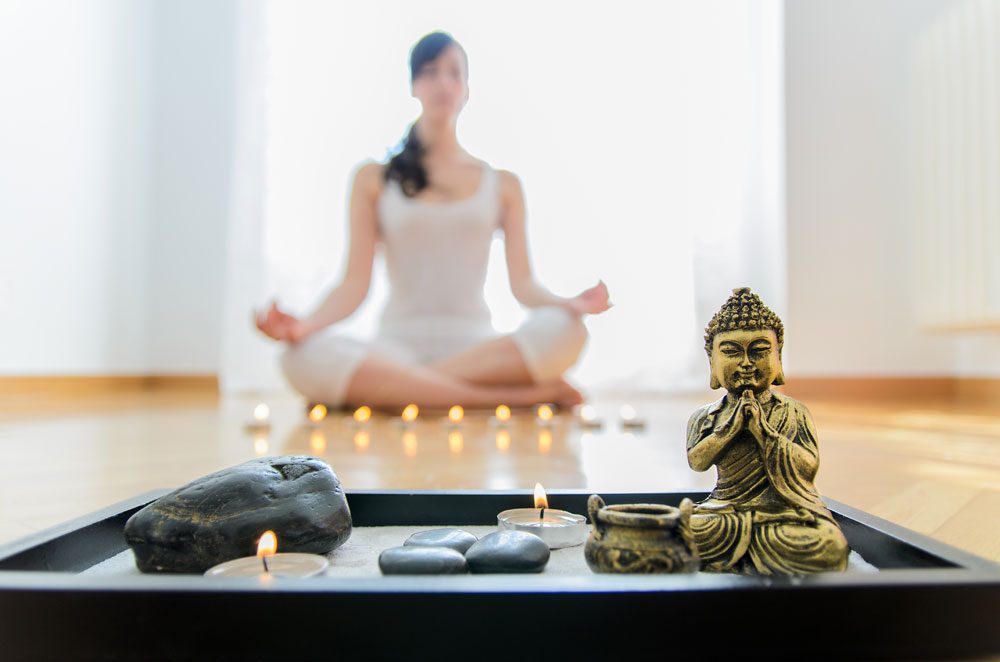 Frau führt eine Metta Meditation durch Metta Meditation