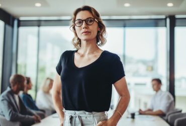 Selbstbewusste Frau im Büro.