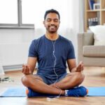 Mann nutzt geführte Meditation auf MP3-Player.