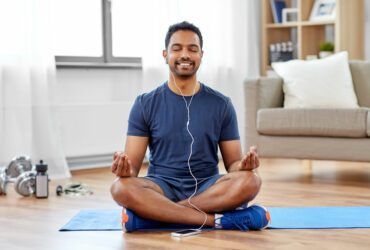 Mann nutzt geführte Meditation auf MP3-Player.