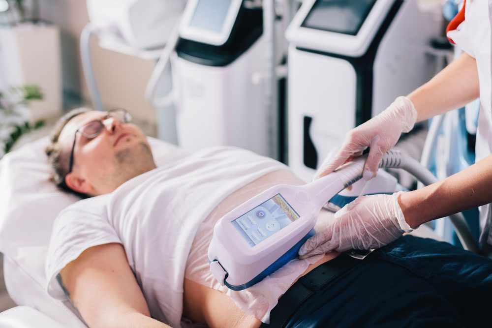 Mann bei einer Kryotherapie am Bauch Kryotherapie
