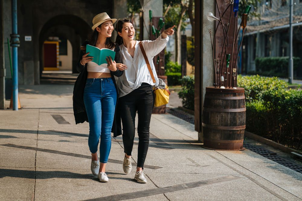 Zwei junge Frauen in Skinny Jeans Skinny Jeans