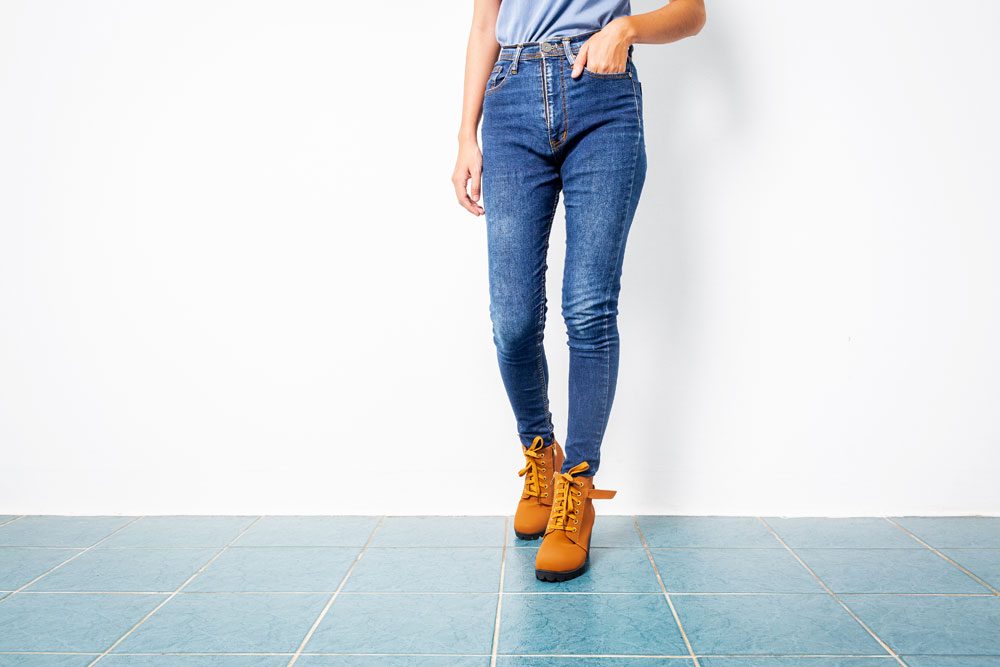 Frau mit Skinny Jeans und braunen Stiefeletten Skinny Jeans