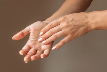 Schwitzige Hände - Ursachen, Tipps und Behandlungsmöglichkeiten