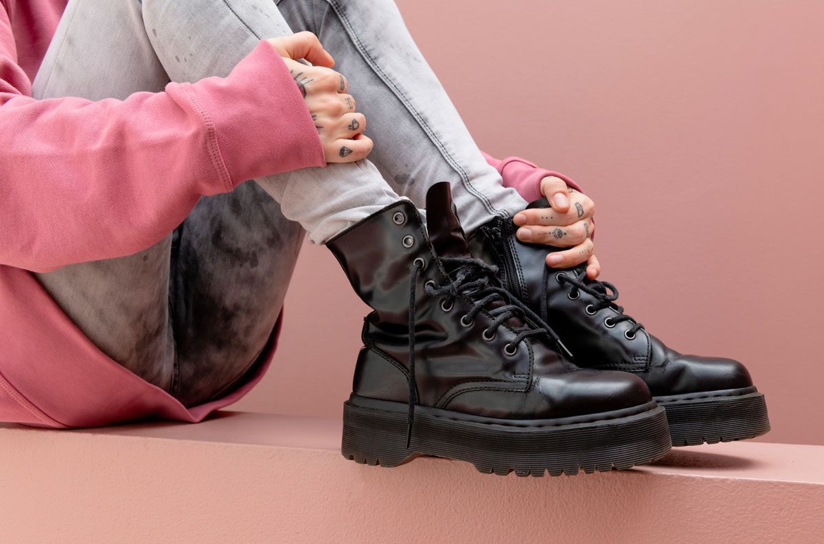 Zu Combat Boots unbedingt enge Hosen tragen, das macht den Look perfekt.